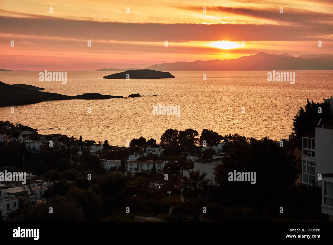 Moody vue sur Bodrum Gumusluk Bay en Turquie de dessus au coucher du soleil Banque D'Images
