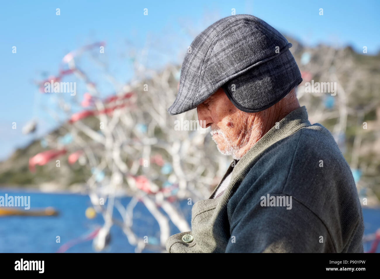 Portrait d'un vieil homme à l'âge de 60 ans dormir près de la mer Banque D'Images