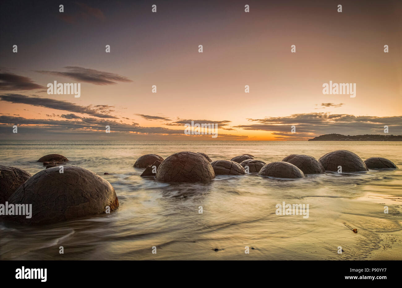 Le fameux Moeraki Boulders, une icône de la Nouvelle-Zélande, en Otago, au lever du soleil. Banque D'Images