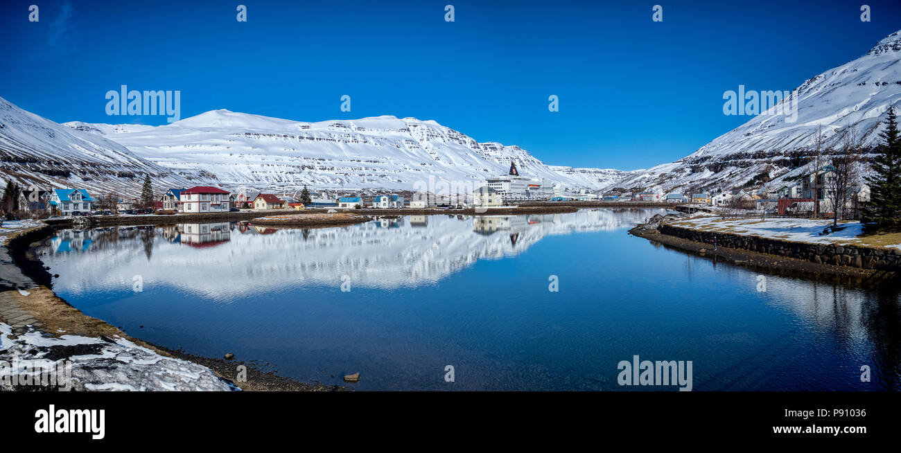 11 avril 2018 : l'Islande - l'Islande de l'est port de Seydisfjordur Smyril Line, avec le navire amarré au quai Norrona. Banque D'Images