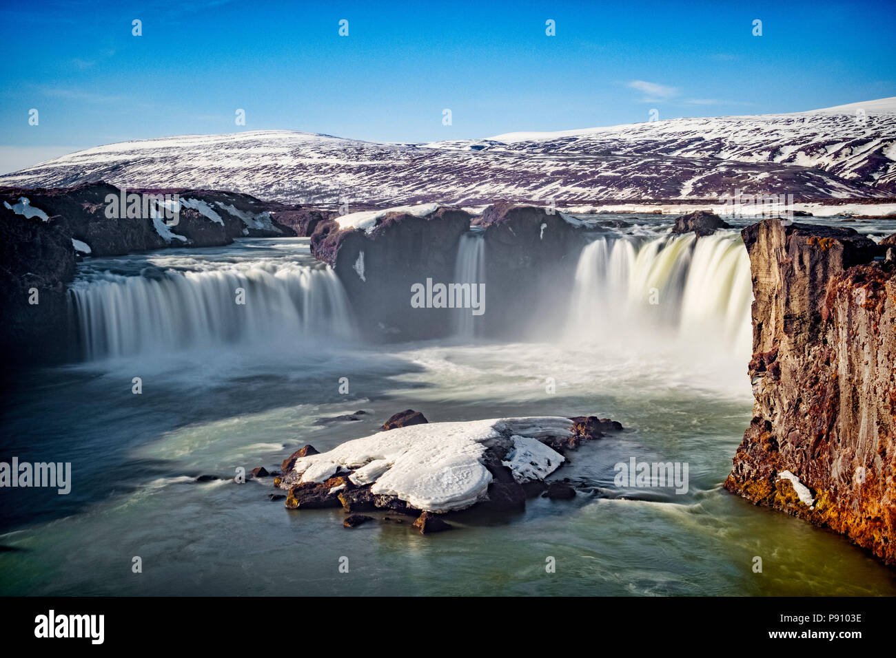 Godafoss, la chute des dieux, une attraction touristique en Islande. Banque D'Images