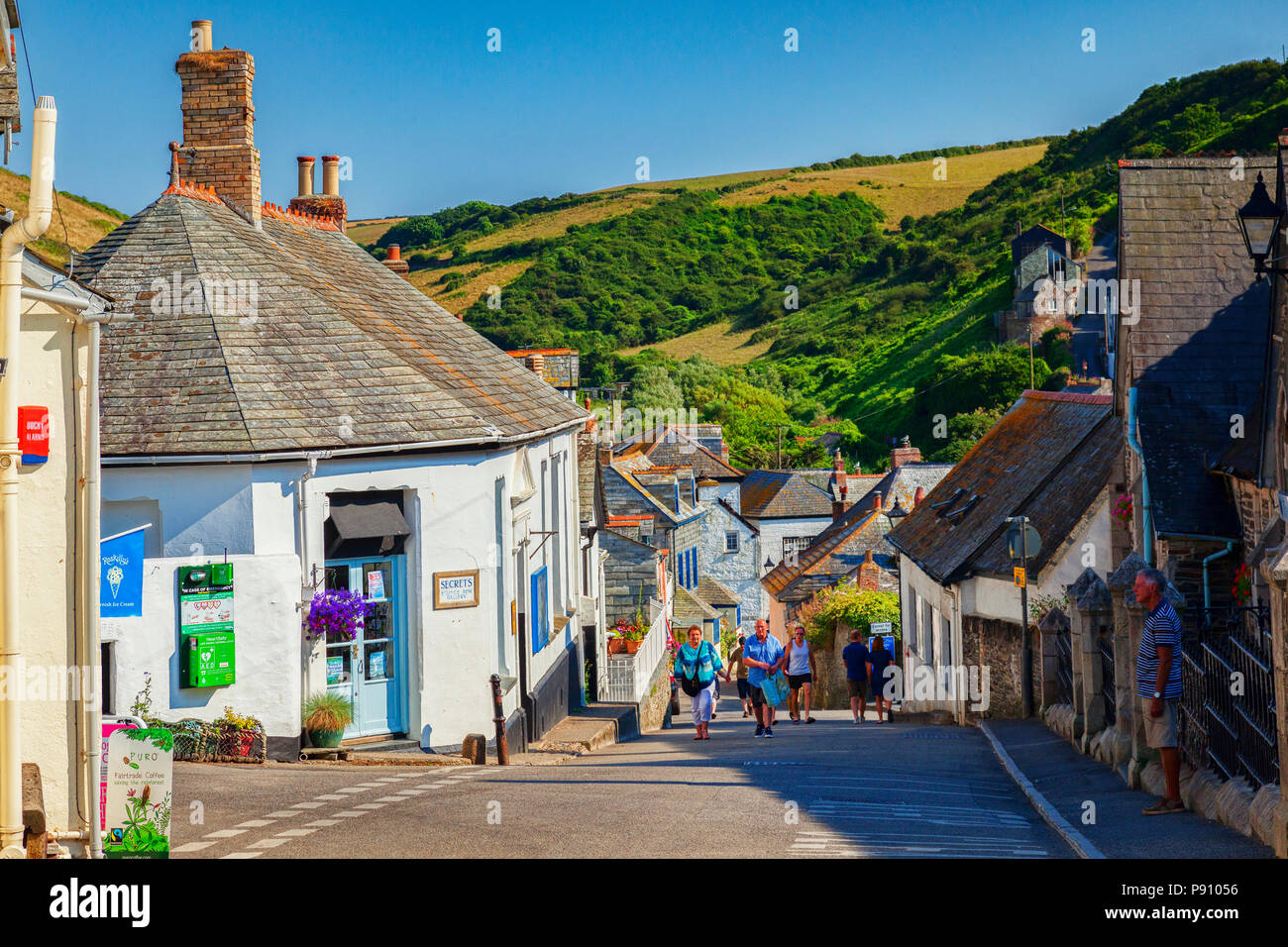 29 Juin 2018 : port Isaac, Cornwall, UK - groupe de personnes marchant dans la rue d'avancement au cours de l'été vague. Banque D'Images