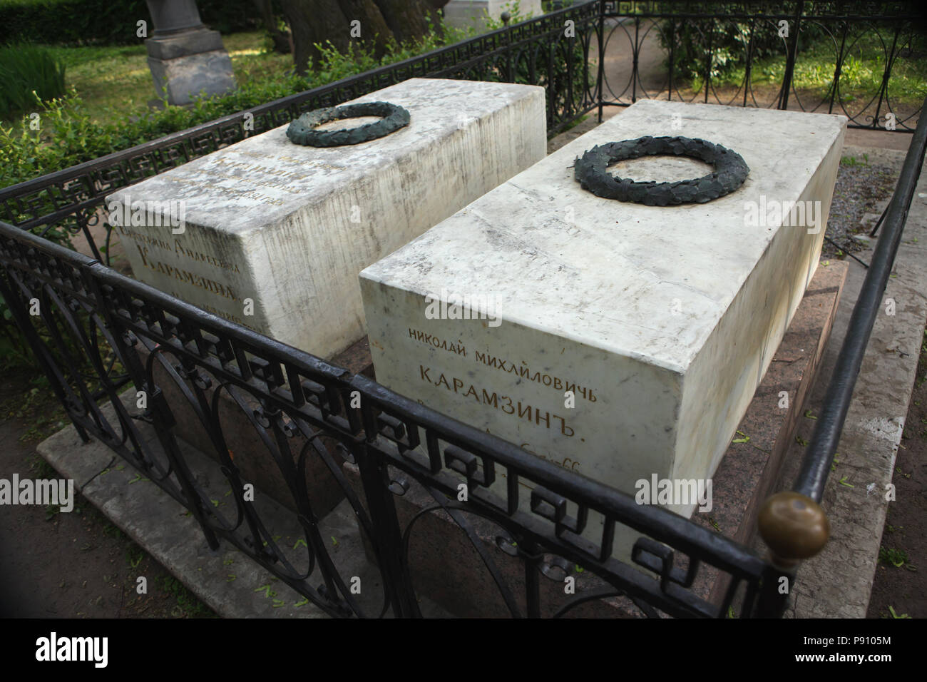 Tombes de l'écrivain et historien russe Nikolaï Karamzin et sa femme Ekaterina Karamzina, née à Tikhvinskoye Aksakova, cimetière du Monastère Alexandre Nevsky à Saint-Pétersbourg, en Russie. Banque D'Images