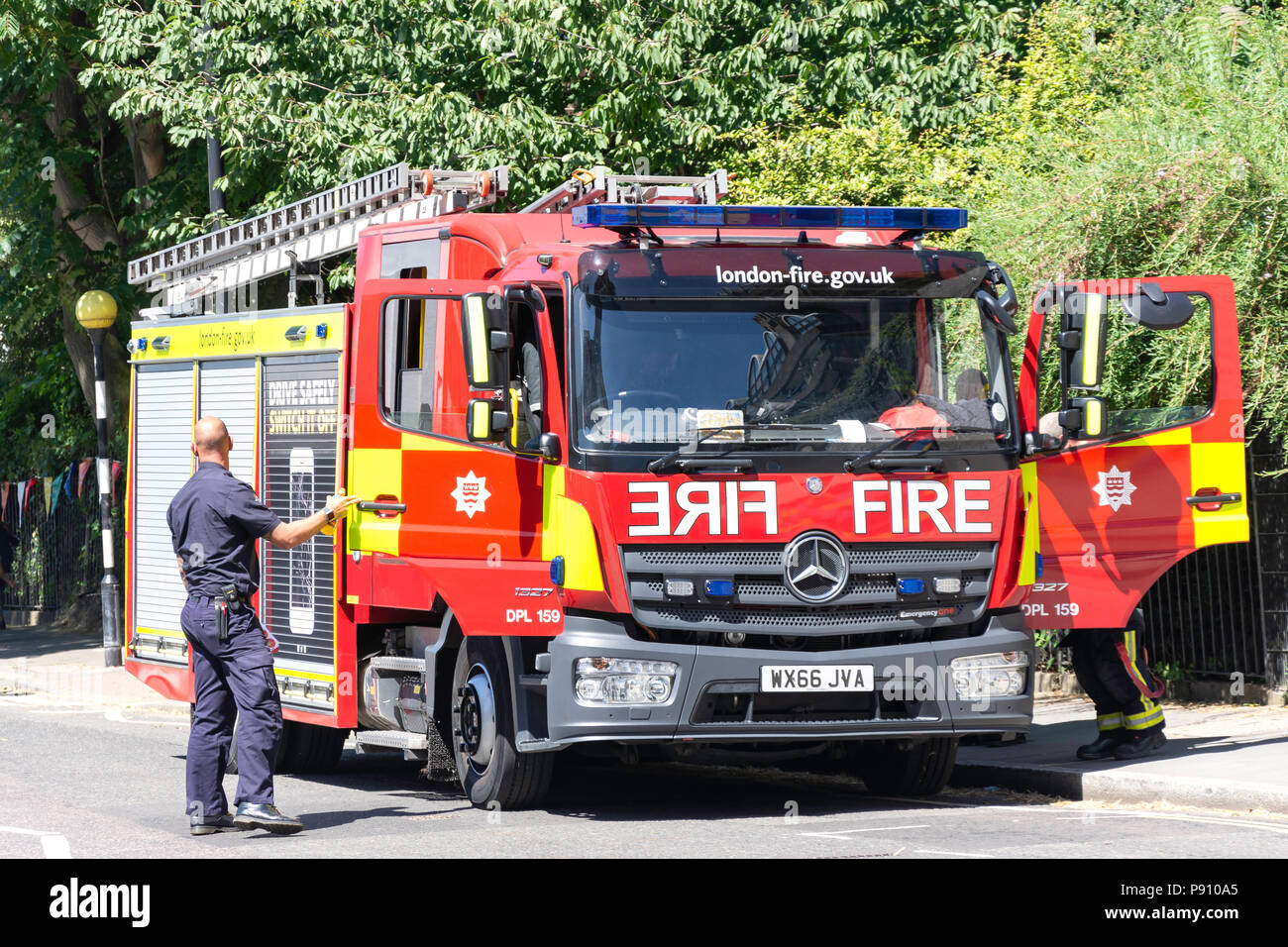 London Fire Brigade sur appel, Barbican, City of London, Greater London, Angleterre, Royaume-Uni Banque D'Images