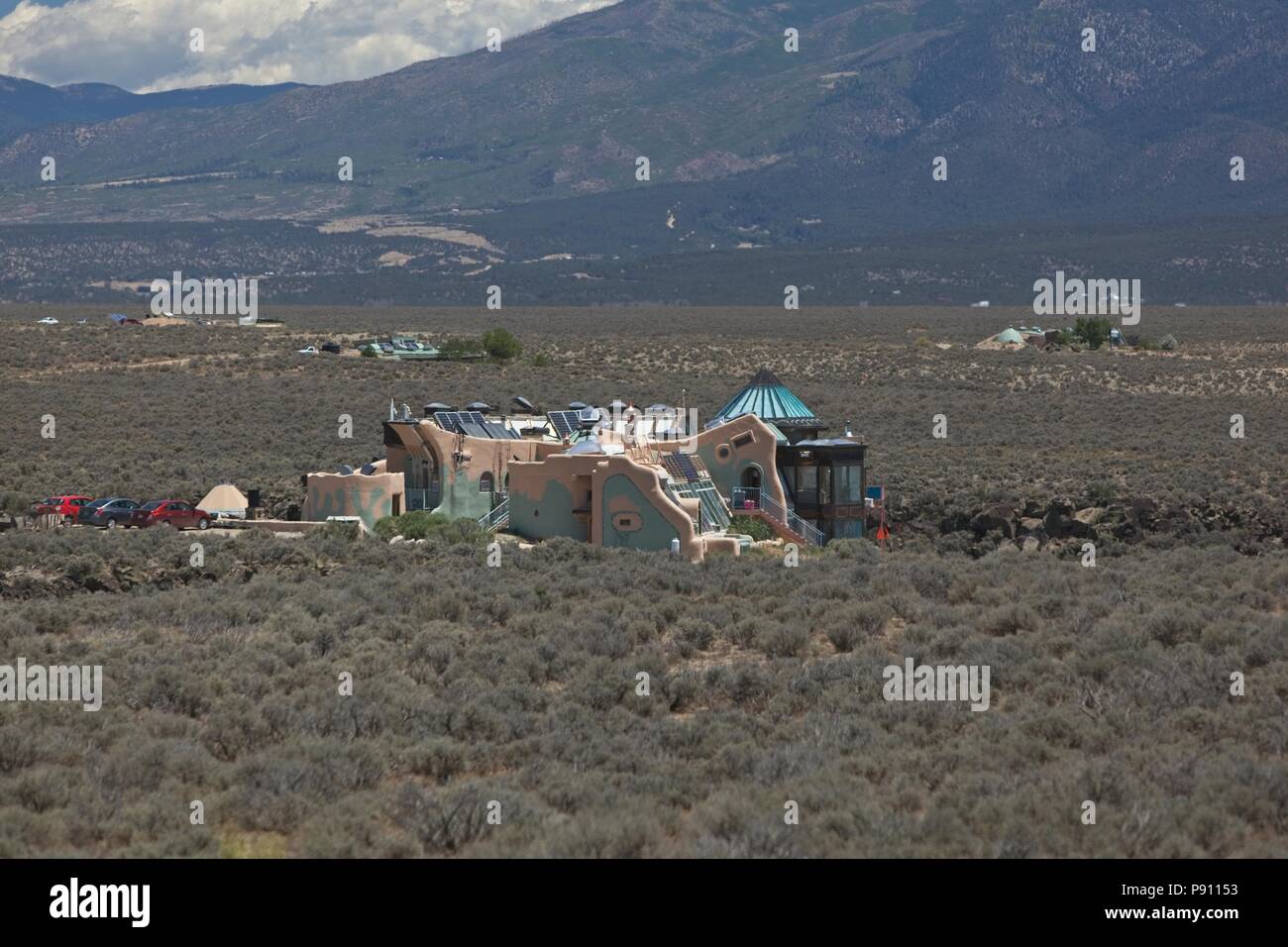 Soutenir l'innovation et le logement earthship trouvés à la périphérie de Taos au Nouveau-Mexique. Les maisons et l'utilisation durable des matières recyclées et s'appuyer sur p Banque D'Images