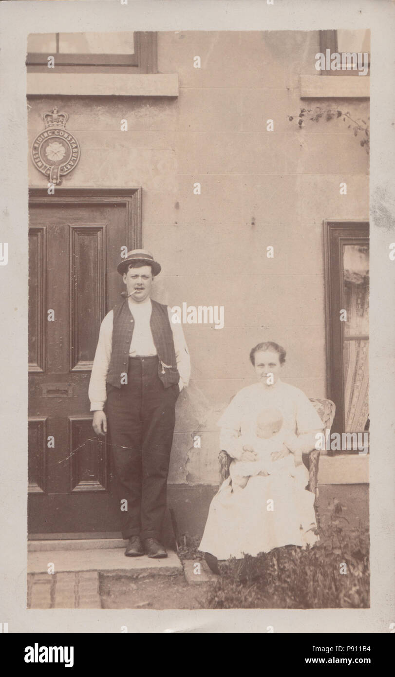 Vintage Photo de personnes à l'extérieur d'un bâtiment de la Police à cheval de l'Ouest Banque D'Images