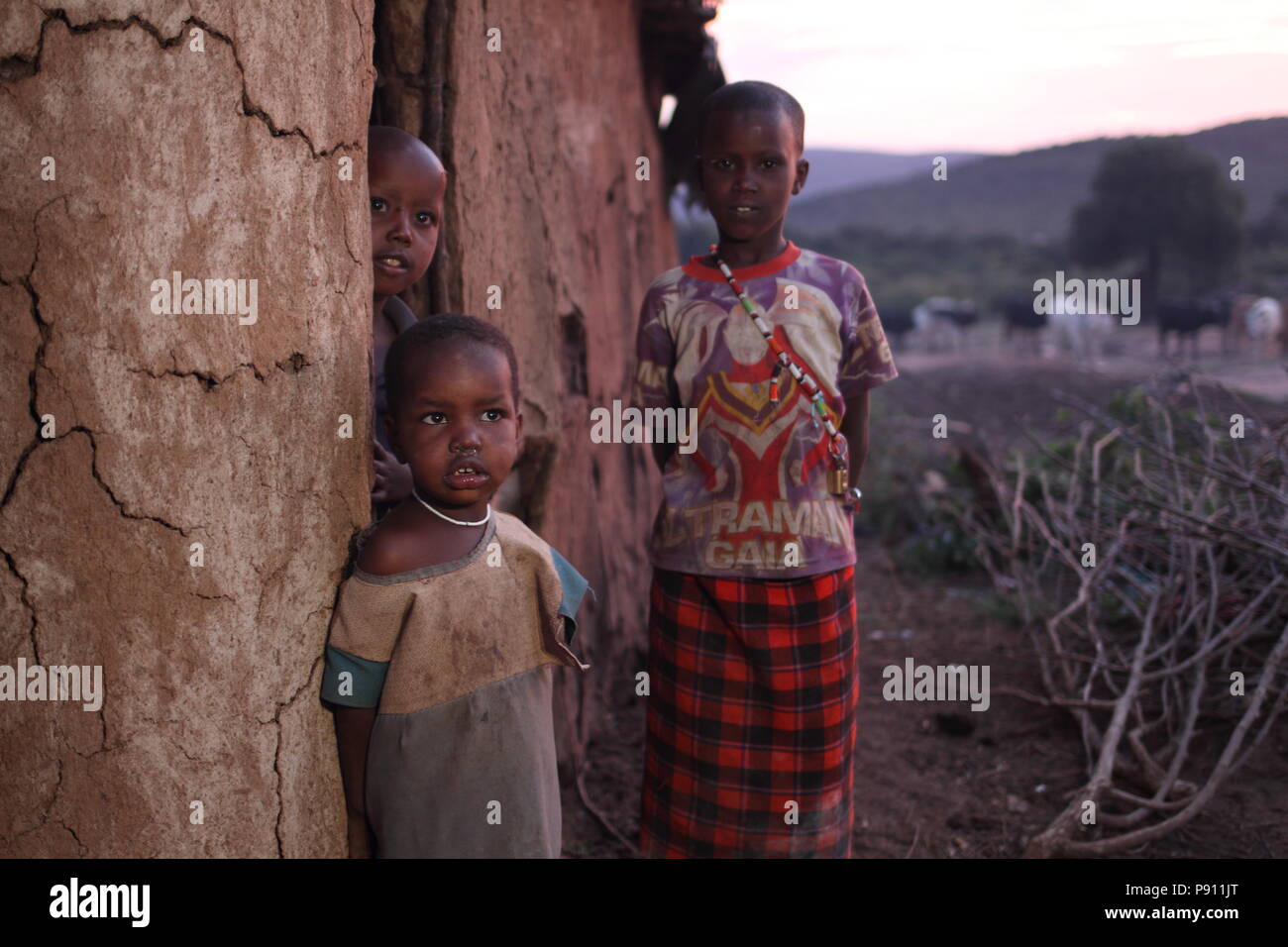 Massaï pauvres enfants africains dans le Masai Mara au Kenya Banque D'Images