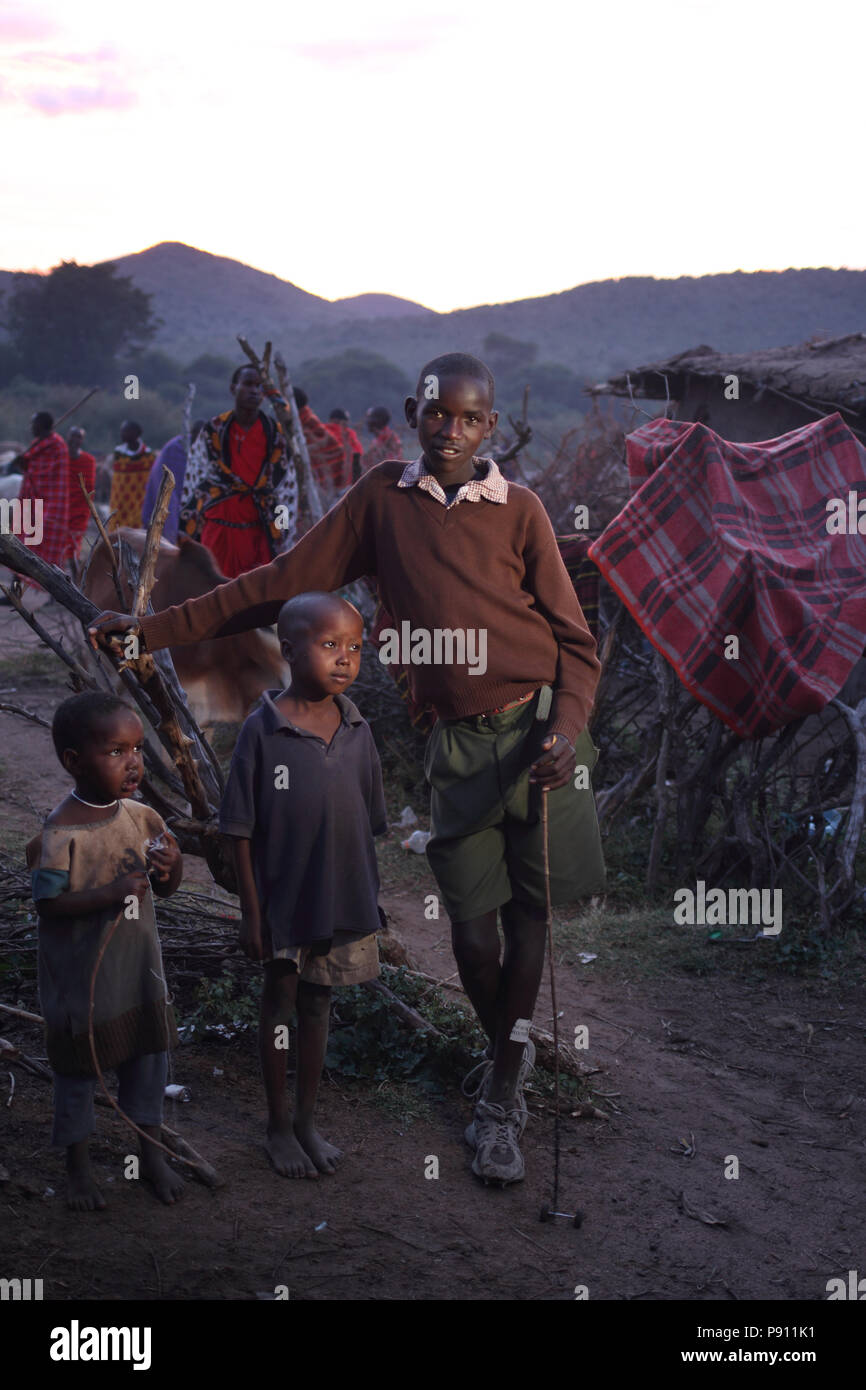 Massaï pauvres enfants africains dans le Masai Mara au Kenya Banque D'Images