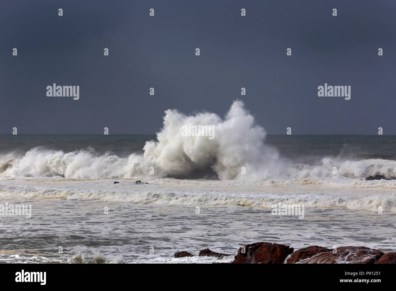 Moody seascape avec vague blanche avant de tempête et de la pluie Banque D'Images