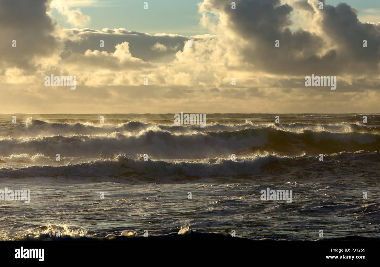 Paysage marin d'hiver au coucher du soleil avant la pluie et d'orage Banque D'Images