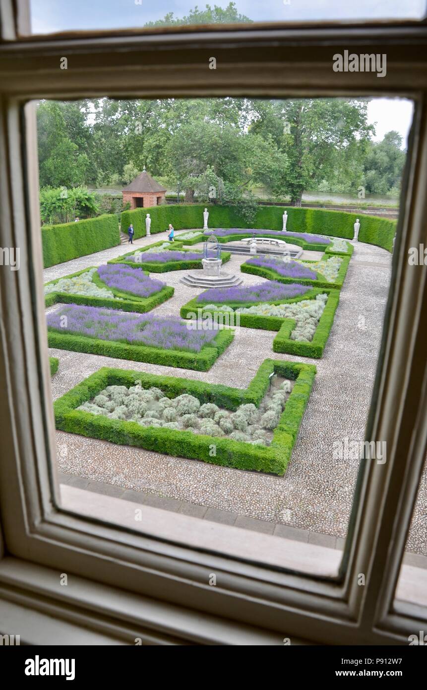 Voir à travers la vitre dans le Queen's Garden, Kew Palace, Royal Botanic Gardens de Kew, Richmond, London, England, UK. Banque D'Images