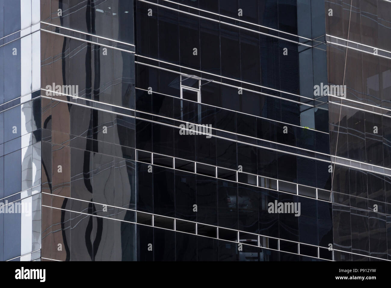 Gratte-ciel moderne immeuble de bureaux commerciaux à la façade de verre Détails Gros plan Banque D'Images