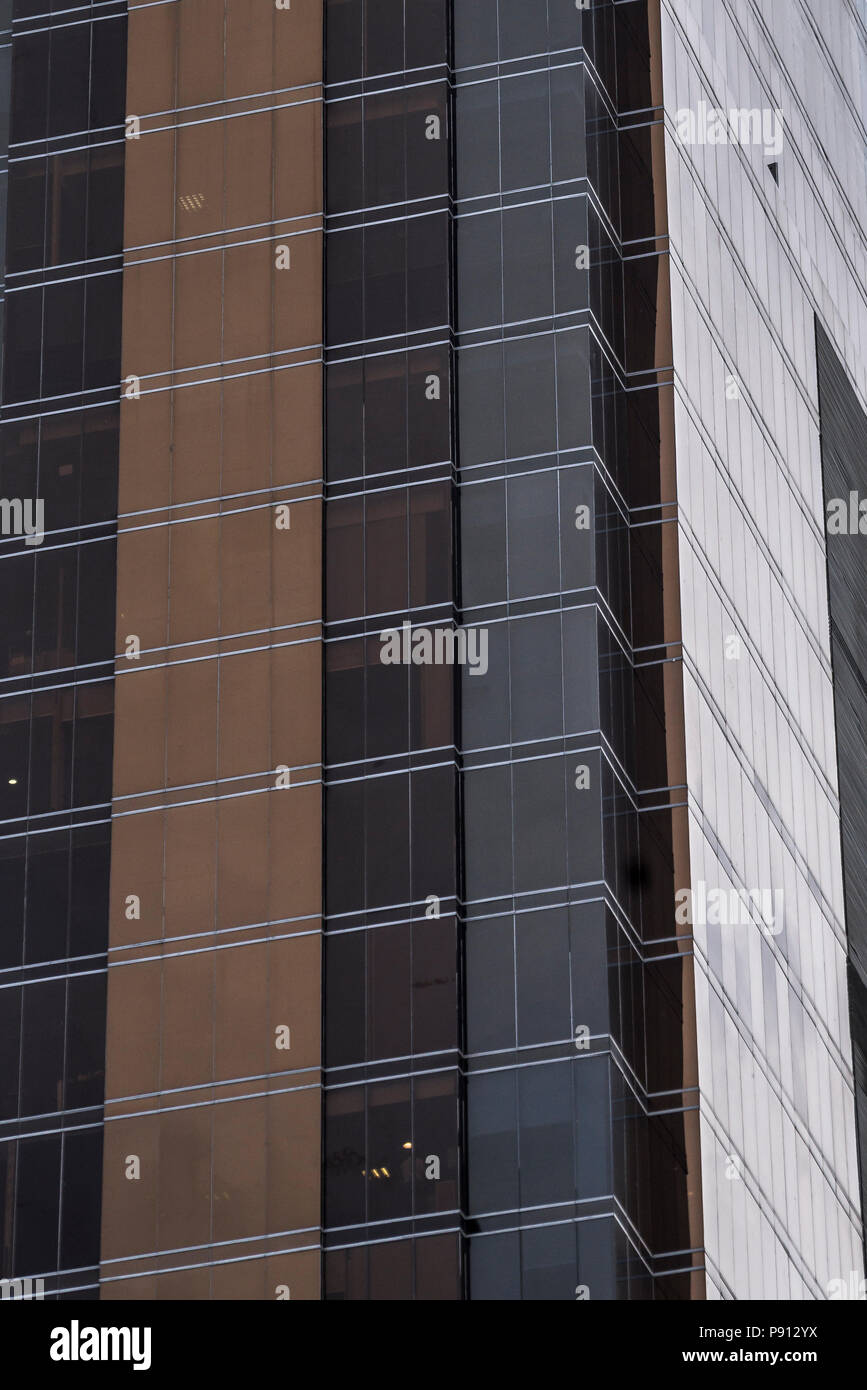 Gratte-ciel moderne immeuble de bureaux commerciaux à la façade de verre Détails Gros plan Banque D'Images
