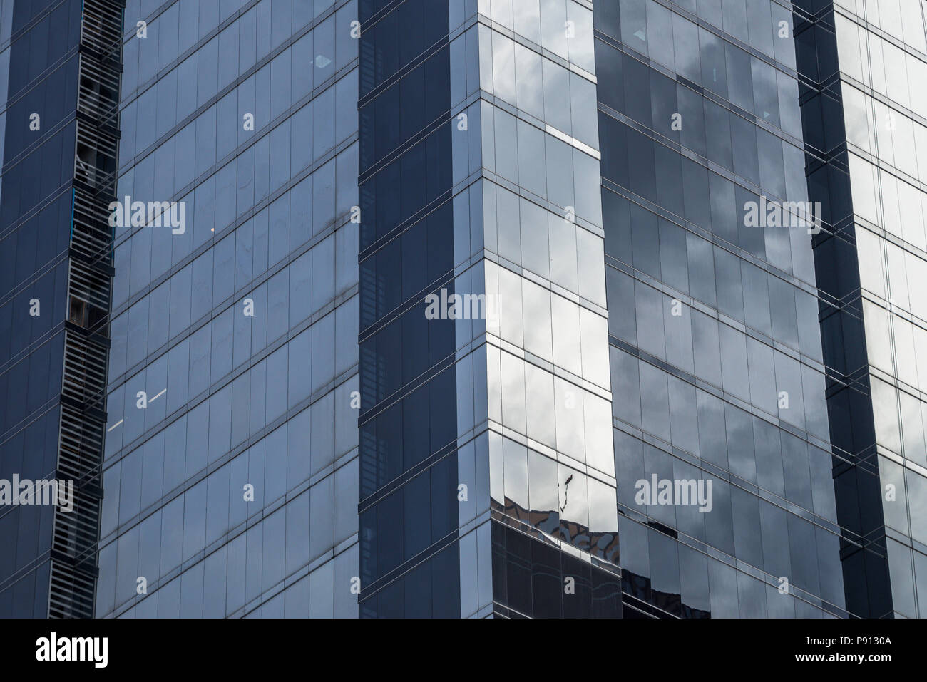 Gratte-ciel moderne immeuble de bureaux commerciaux à la façade de verre Détails Gros plan Banque D'Images