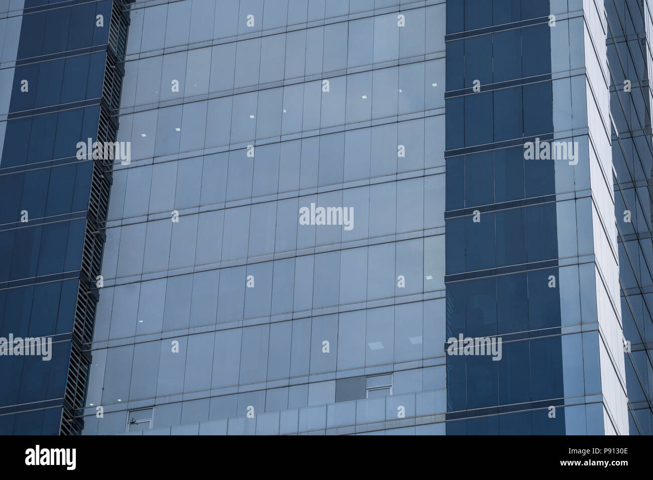 Gratte-ciel moderne immeuble de bureaux commerciaux à la façade de verre Détails Gros plan Banque D'Images