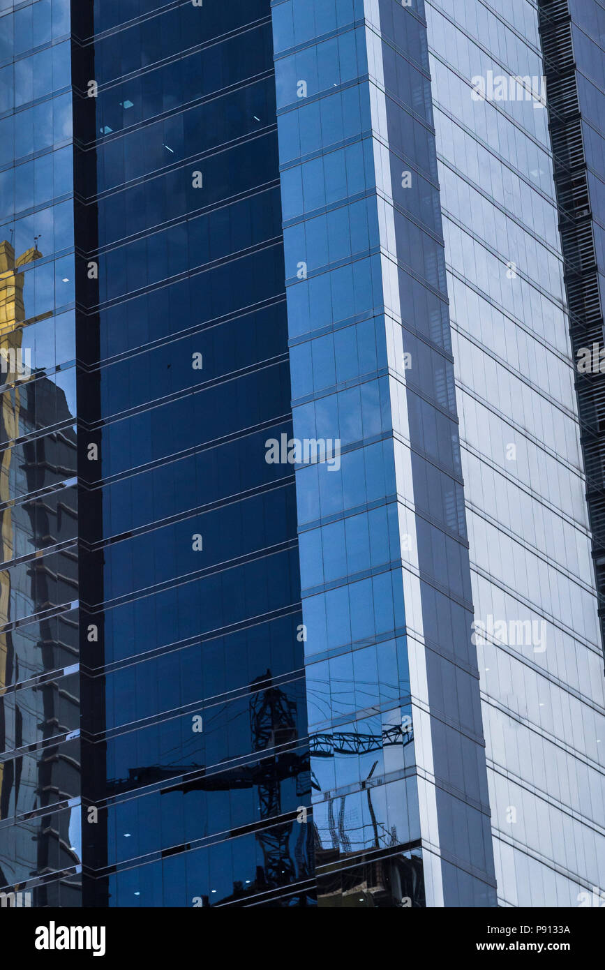 Gratte-ciel moderne immeuble de bureaux commerciaux à la façade de verre Détails Gros plan Banque D'Images