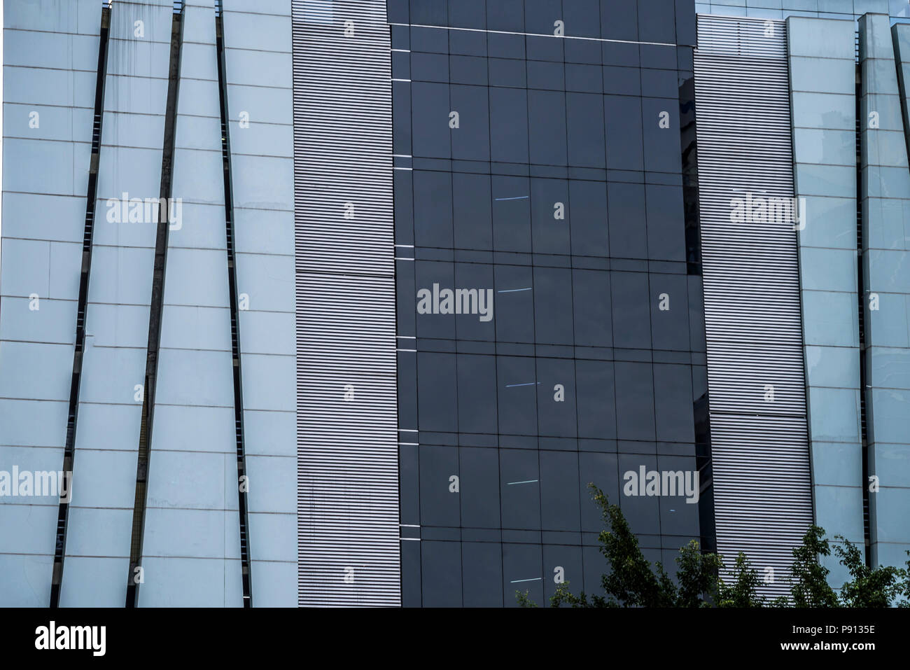 Gratte-ciel moderne immeuble de bureaux commerciaux à la façade de verre Détails Gros plan Banque D'Images