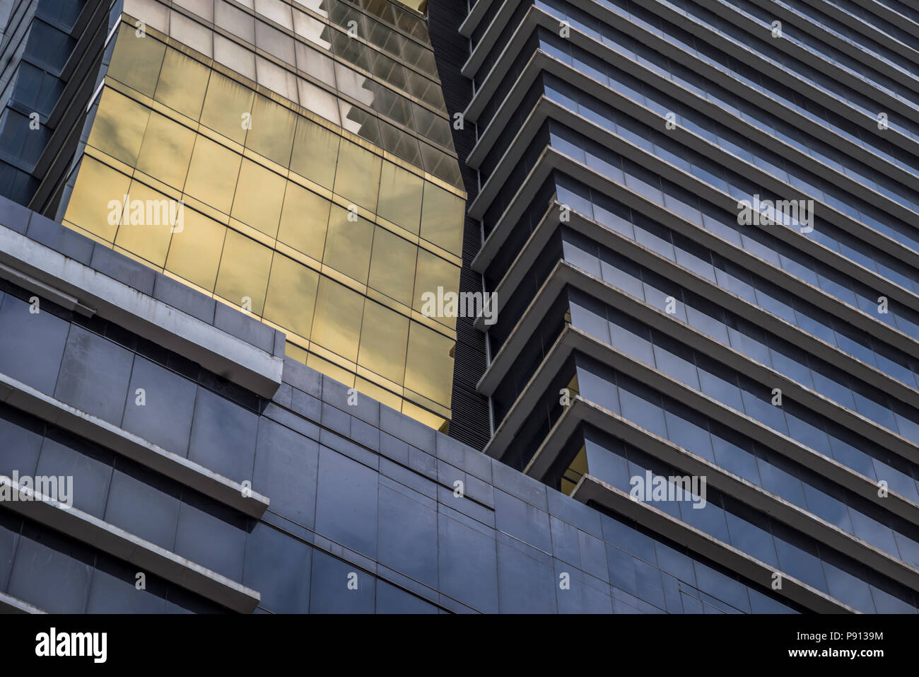 Gratte-ciel moderne immeuble de bureaux commerciaux Conception des façades Banque D'Images