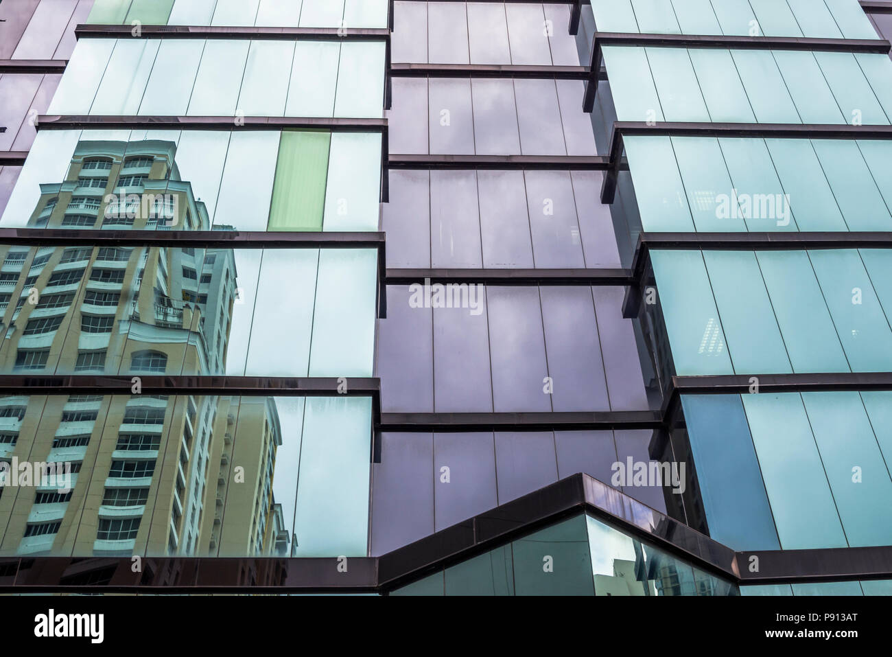 Gratte-ciel moderne immeuble de bureaux commerciaux à la façade de verre Détails Gros plan Banque D'Images