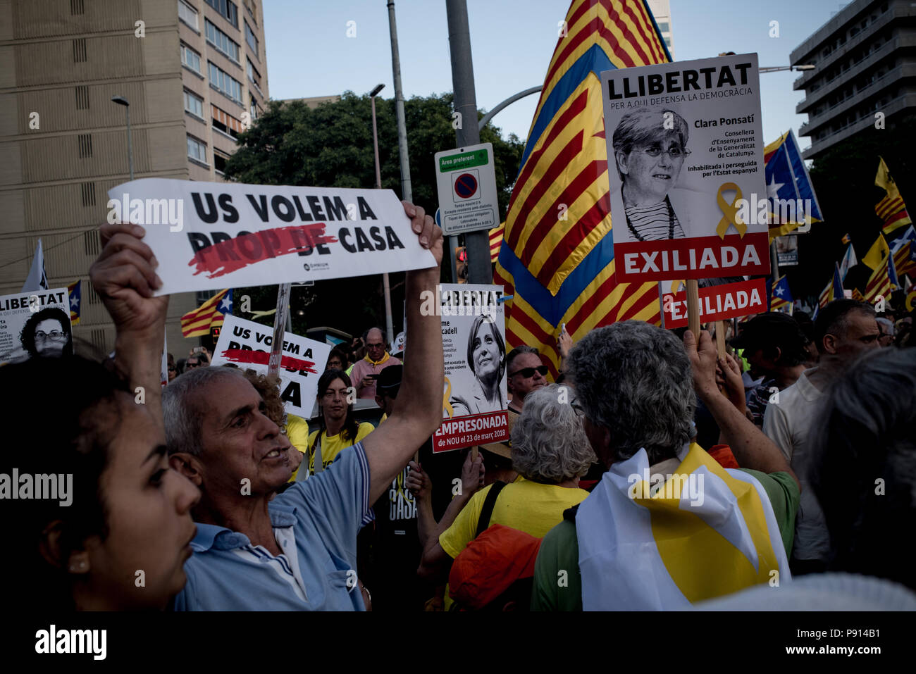 À Barcelone, les gens montrent des bannières de dirigeants Catalan emprisonnés. Des dizaines de milliers ont défilé par les rues de Barcelone pour réclamer la liberté d'impriso Banque D'Images