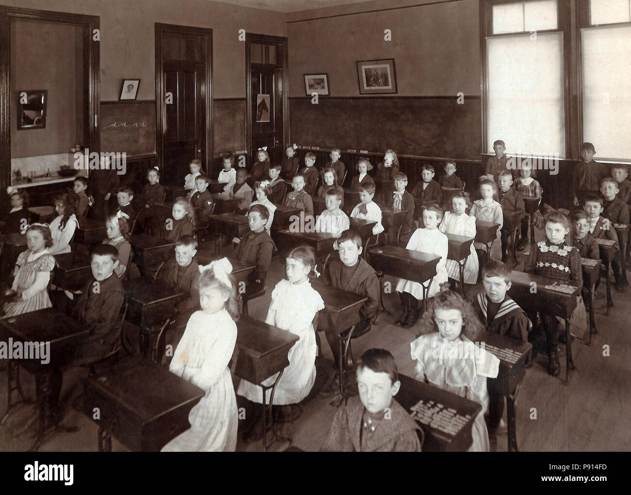 Classe vintage de l'école des enfants à un bureau circa 1890. Banque D'Images