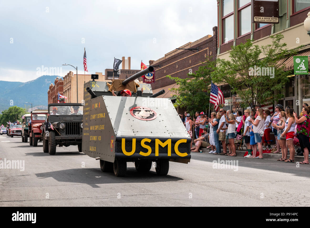 United States Marine Corp réservoir simulé est le quatrième de juillet parade dans la petite ville de montagne de Salida, Colorado, USA Banque D'Images