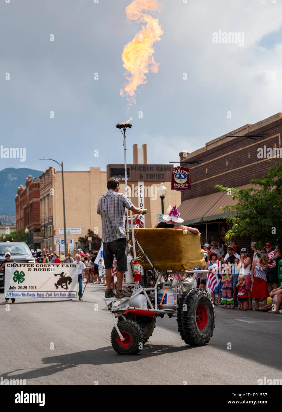 Feu simulé dragons mécaniques ; quatrième de juillet parade dans la petite ville de montagne de Salida, Colorado, USA Banque D'Images