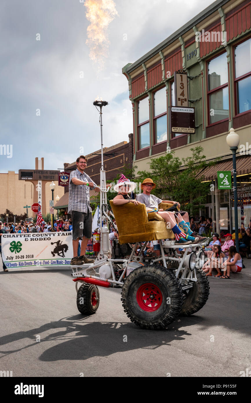 Feu simulé dragons mécaniques ; quatrième de juillet parade dans la petite ville de montagne de Salida, Colorado, USA Banque D'Images
