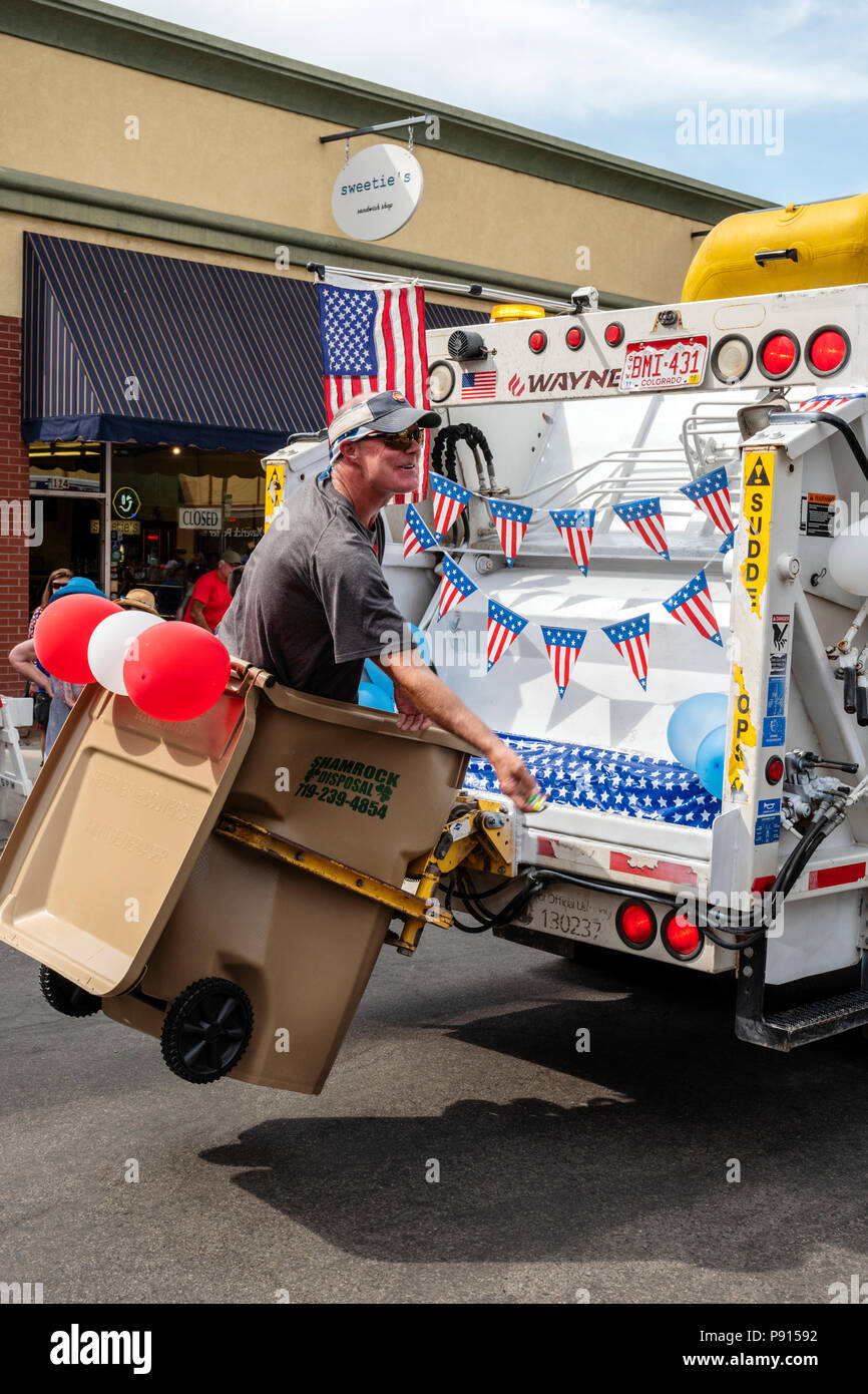 L'homme à corbeille corbeille décorée ; camion ; quatrième de juillet parade dans la petite ville de montagne du Colorado de salida. Banque D'Images