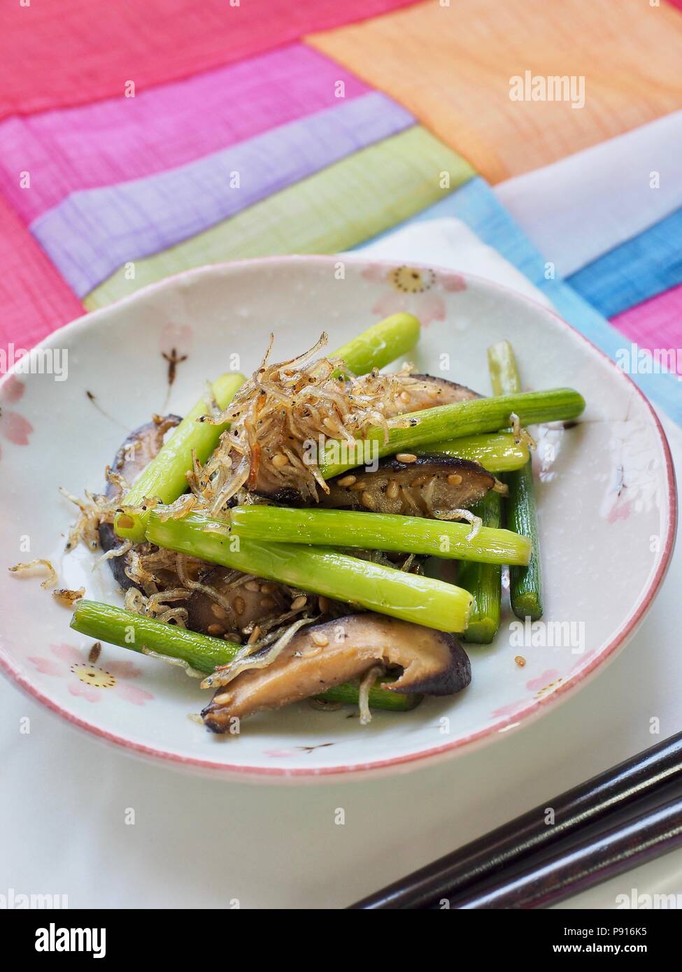 La nourriture coréenne sauté de champignons et d'anchois Banque D'Images