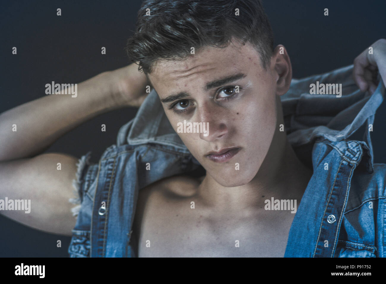 Garçon de 16 ans portant un Hood Photo Stock - Alamy