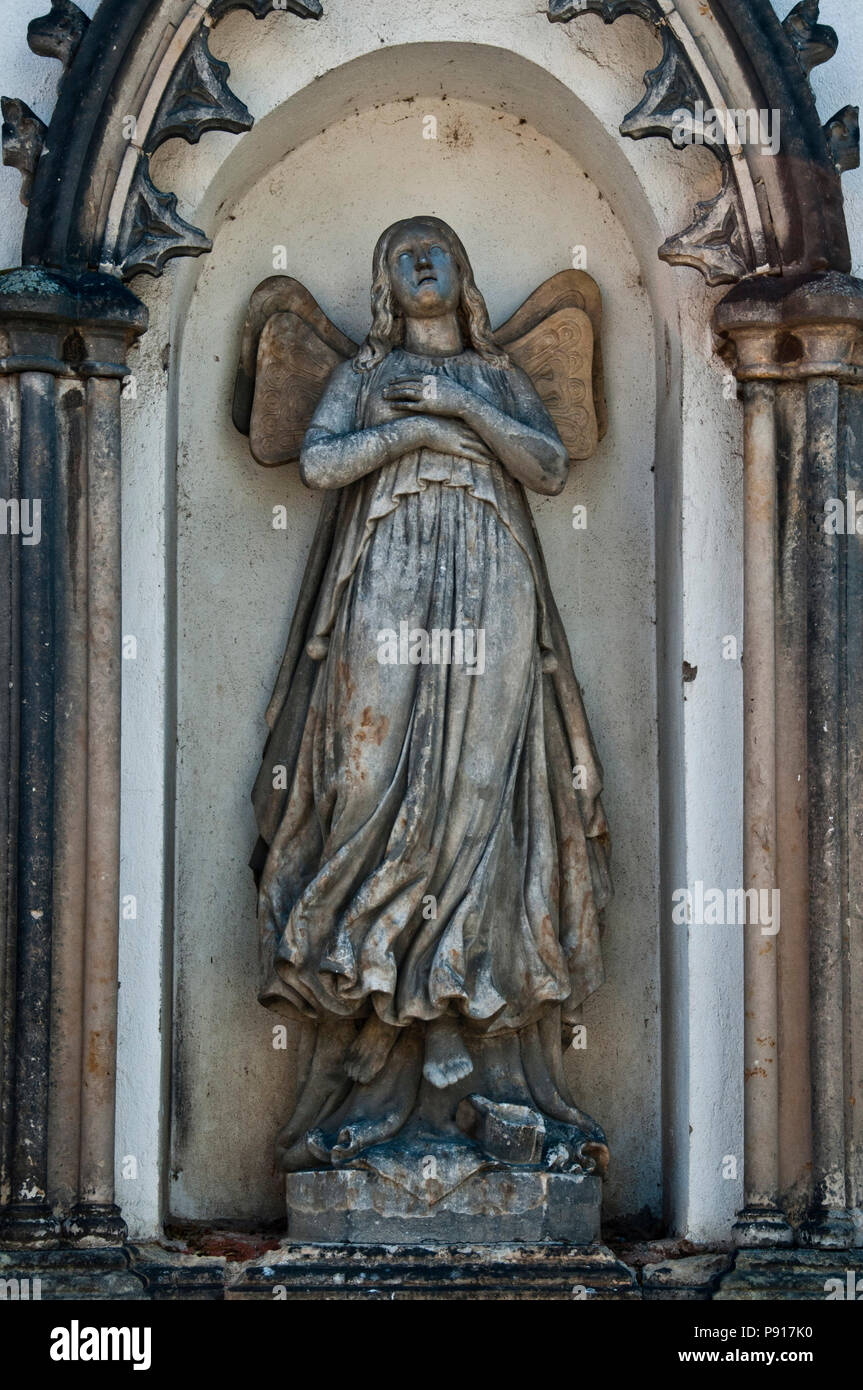 Angel statue dans une niche d'une église Banque D'Images