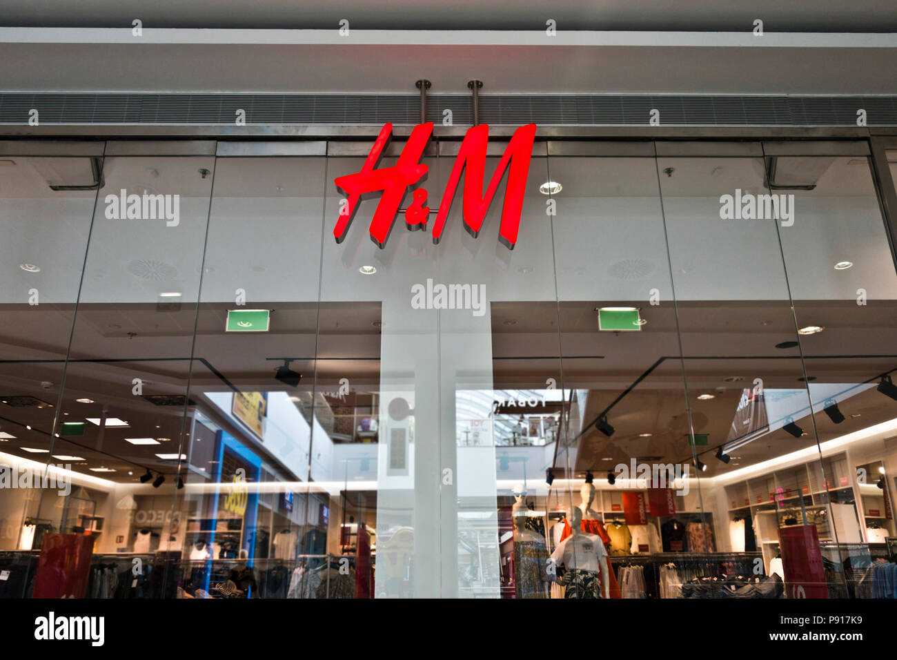 H&M de l'entrée du magasin avec logo Photo Stock - Alamy