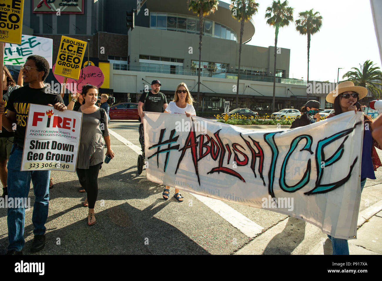 Los Angeles, USA. Le 13 juillet, 2018 - Des manifestants marchant avec de la glace pendant la bannière abolir et entrepreneur privé Le Groupe GEO manifestations d'anciens combattants à Los Angeles, USA. Crédit : Aydin Palabiyikoglu Palabiyikoglu Crédit : Aydin/Alamy Live News Banque D'Images