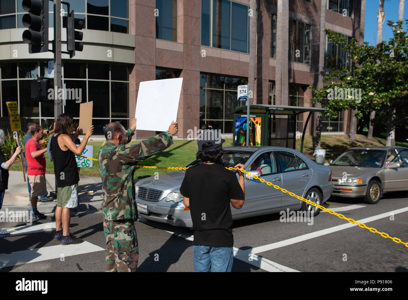 Los Angeles, USA. Le 13 juillet, les manifestants - 2018 route de blocage alors qu'ils protestaient contre la glace et l'entrepreneur privé Groupe GEO à Los Angeles, USA. Crédit : Aydin Palabiyikoglu Palabiyikoglu Crédit : Aydin/Alamy Live News Banque D'Images