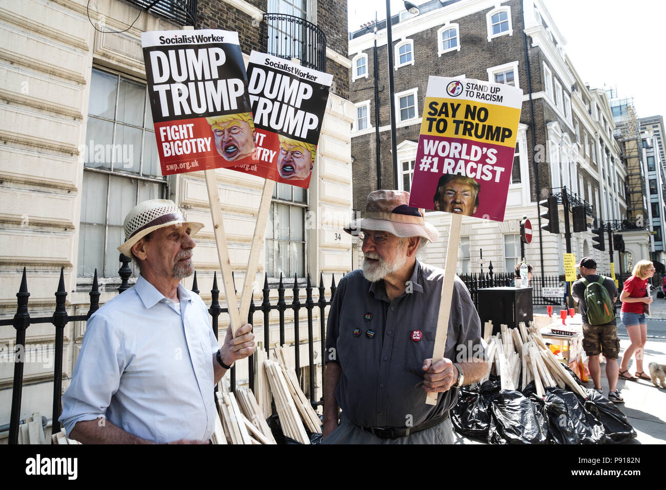 Londres, Royaume-Uni, 13 juillet 2018. NSFW. Commentaires piquants sur les  plaques au Trump manifestation à Londres. Mots de quatre lettres,  caricatures, scatologique modérément critique et de mots étaient à l'ordre  du jour