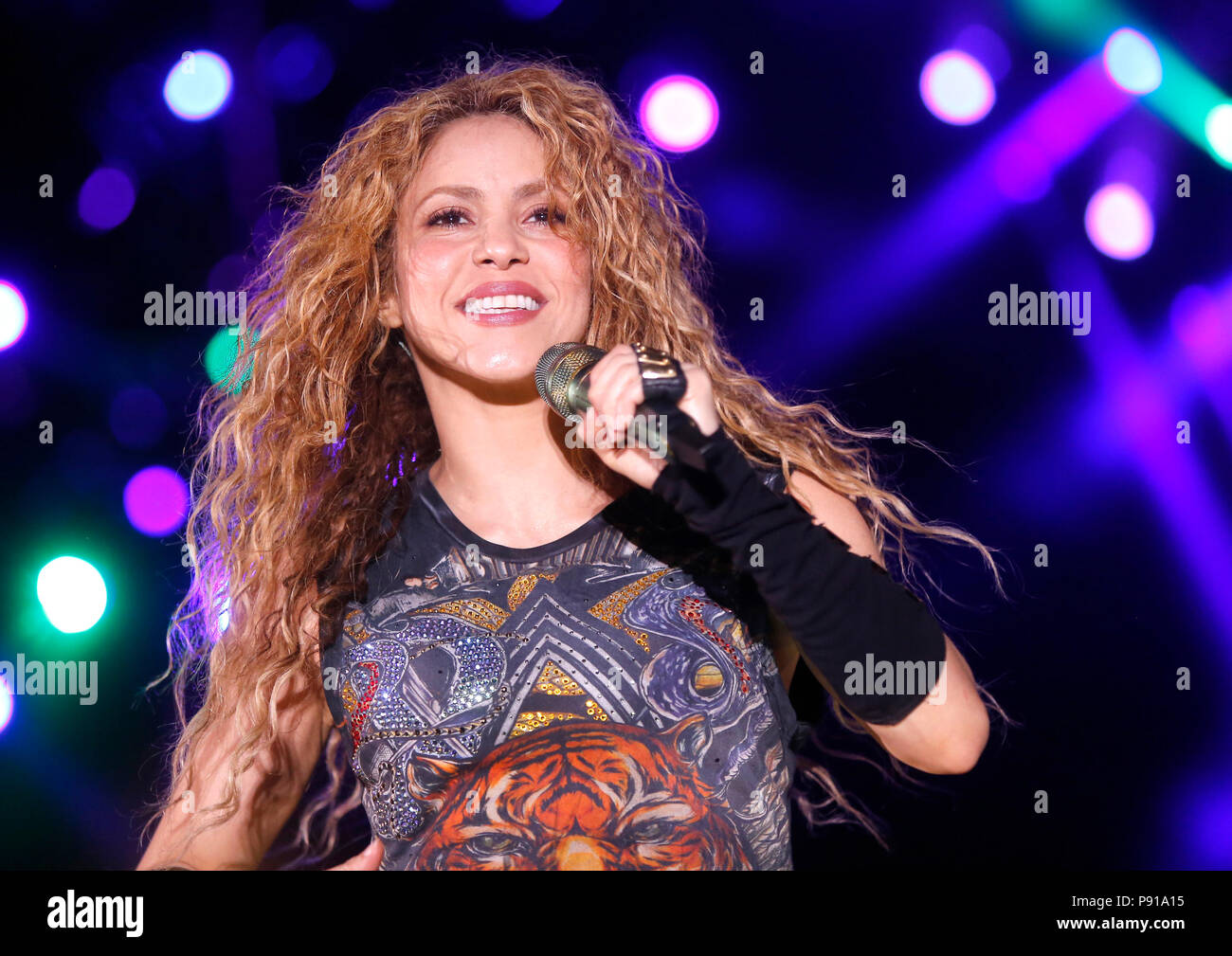Liban, Ariz. Le 13 juillet, 2018. La pop star colombienne Shakira effectue dans un concert spécial au cours de l'Institut International Festival en Ariz., Liban, le 13 juillet 2018. Credit : Bilal Jawich/Xinhua/Alamy Live News Banque D'Images