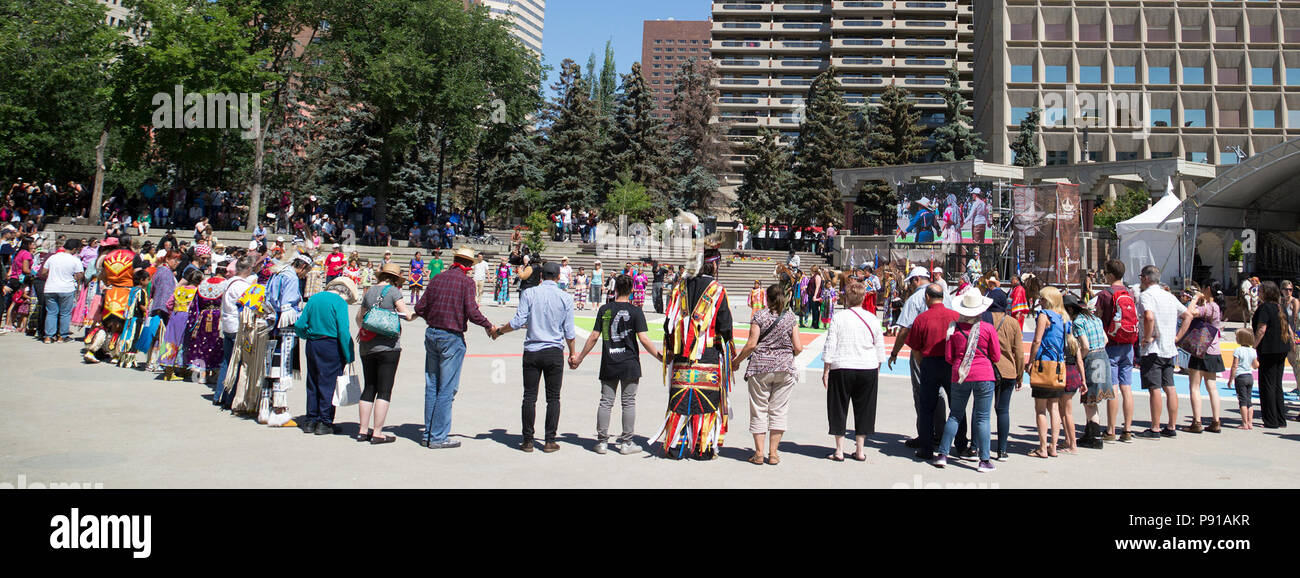 Calgary, Canada. Le 13 juillet, 2018. Danse de l'amitié des premières nations avec la participation du public dans l'Fluor Corde Square, centre-ville de Calgary. L'événement fait partie des célébrations du Stampede de Calgary. Rosanne Tackaberry/Alamy Live News Banque D'Images