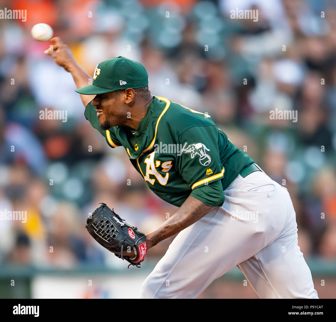 San Francisco, Californie, USA. Le 13 juillet, 2018. Oakland Athletics le lanceur partant Edwin Jackson (37) throws du monticule, lors d'un match entre la MLB Oakland Athletics et les Giants de San Francisco à AT&T Park à San Francisco, Californie. Valerie Shoaps/CSM/Alamy Live News Banque D'Images