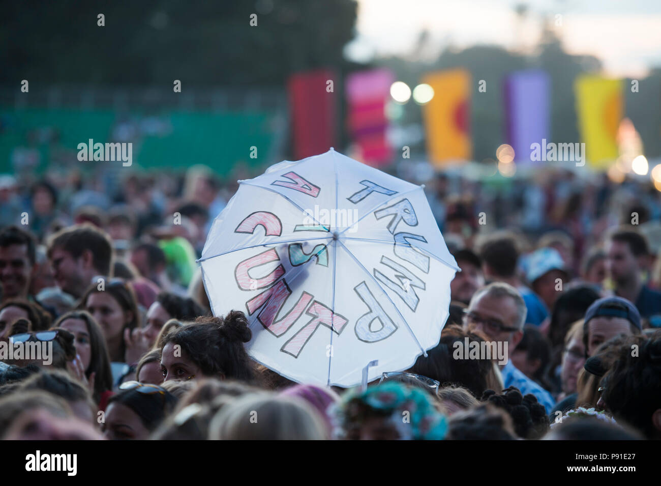 Suffolk, UK, 13 juillet 2018. - Le parapluie anti Trump 2018 Latitude Festival, Henham Park. Suffolk 13 Juillet 2018 Crédit : Guy Bell/Alamy Live News Banque D'Images