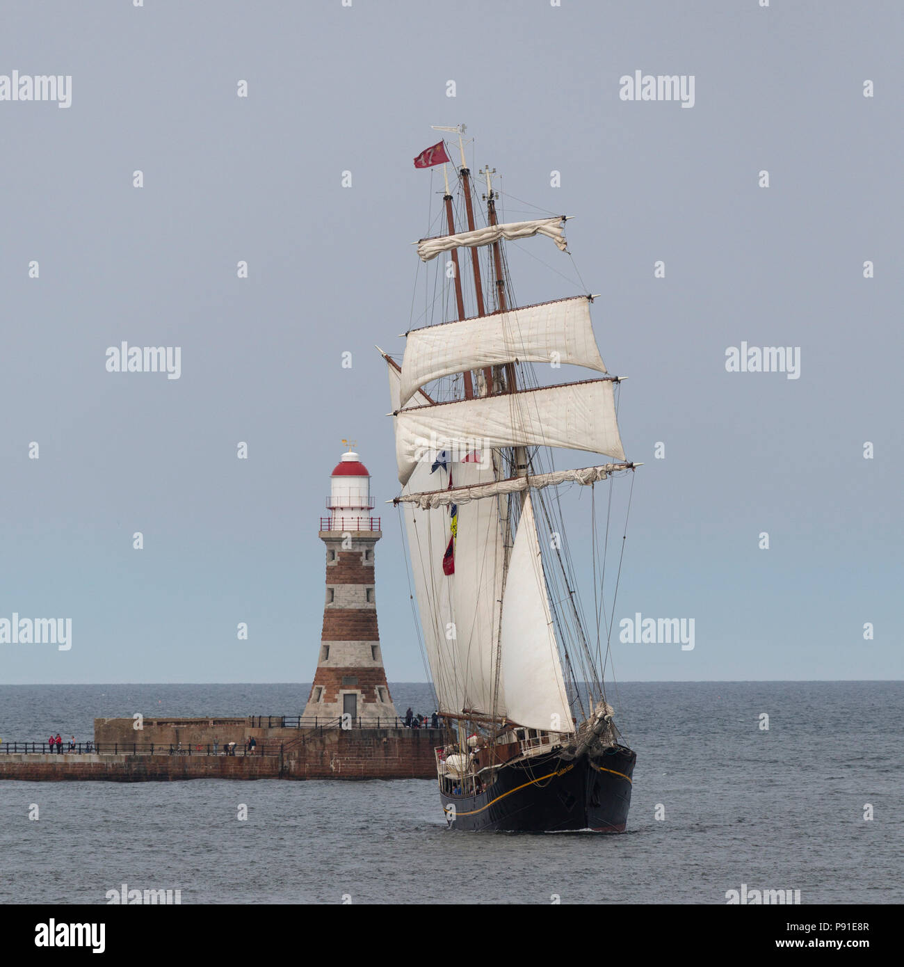 Sunderland, Royaume-Uni, 13 juillet 2018. Le Gulden Leeuw, un grand voilier néerlandais, voiles park Roker Pier et dans le Port de Sunderland, Royaume-Uni. Les grands voiliers seront à Sunderland du 11 au 14 juillet, avant de partir pour la première étape de la course des grands voiliers 2018, à Ebsjerg au Danemark. Crédit : Stuart Forster/Alamy Live News Banque D'Images