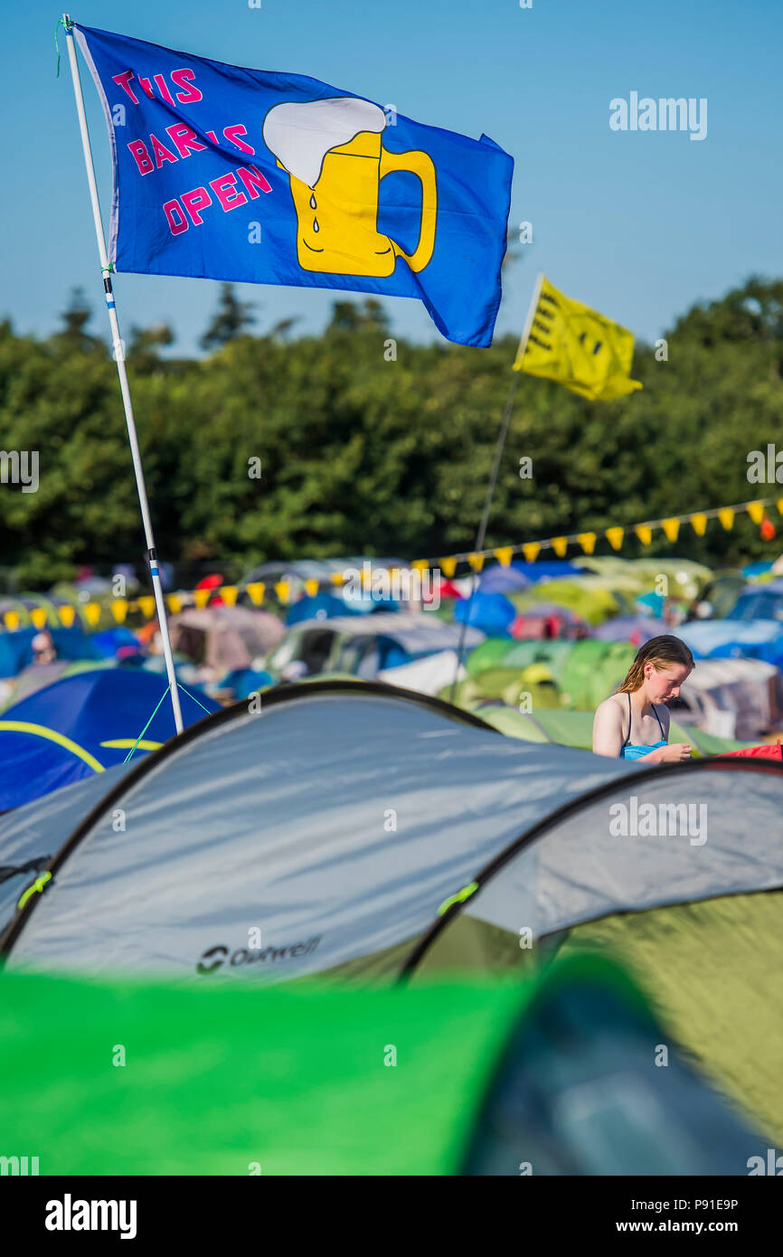 Suffolk, UK, 13 juillet 2018. Tôt le matin dans le camping principal - La Latitude 2018 Festival, Henham Park. Suffolk 14 Juillet 2018 Crédit : Guy Bell/Alamy Live News Banque D'Images