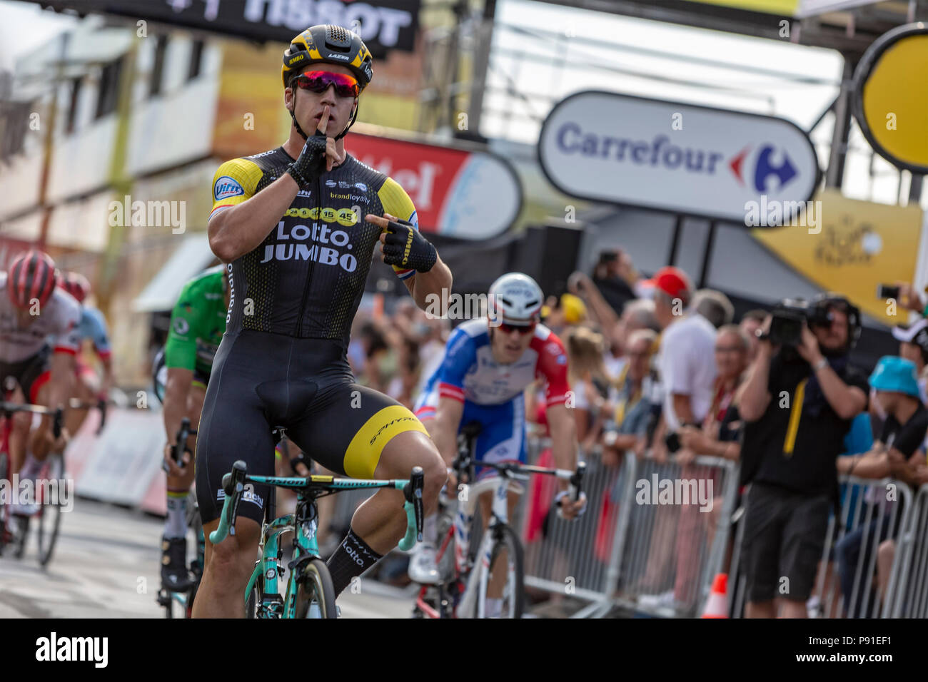 Chartres, France - Juillet 13, 2018 : Le cycliste néerlandais Dylan Groenewegen d LottoNL-Jumbo Team célèbre sa victoire à Chartres après la plus longue étape, Fougeres-Chartres, du Tour de France 2018. Credit : Radu Razvan/Alamy Live News Banque D'Images