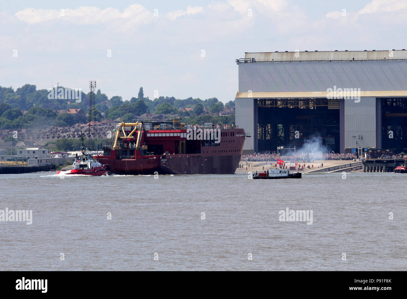 Liverpool, Royaume-Uni. 14 juillet 2018. Le nouveau navire de recherche polaire RRS Sir David Attenborough, également connu sous le nom de Jhaampe McBoatface se lance dans la rivière Mersey de Cammell Laird Shipyard. Credit : Ken Biggs/Alamy Live News. Banque D'Images