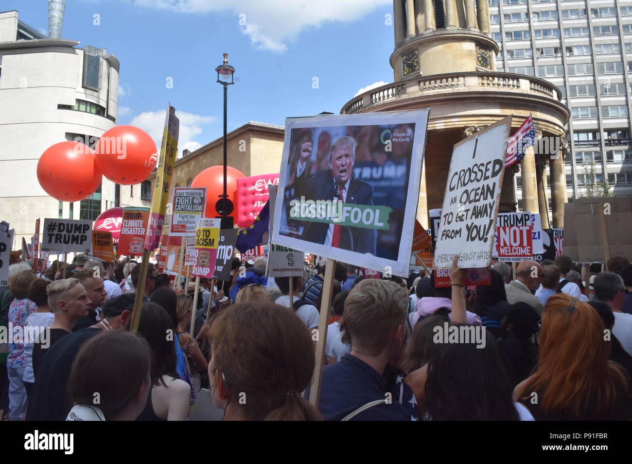 Des milliers de Londoniens se réunissent pour protester contre l'entrée de Donald Trump au Royaume-Uni dans le cadre de son interdiction de voyager musulmane, beaucoup pensent qu'il ne fait que répandre la haine et le racisme avec son projet d'interdire l'entrée des musulmans aux états-unis d'Amérique, mais ses musulmans non seulement qu'il souhaite interdire les gens sont également en colère Il tente de construire un mur entre le Mexique et les États-Unis, alors qu'il prétend protéger ses frontières pour tenter de s'attaquer aux drogues illégales qui entrent dans le pays. Beaucoup décrivent le président américain comme raciste, incompétent, arrogant, égoïste et narcissique. Banque D'Images