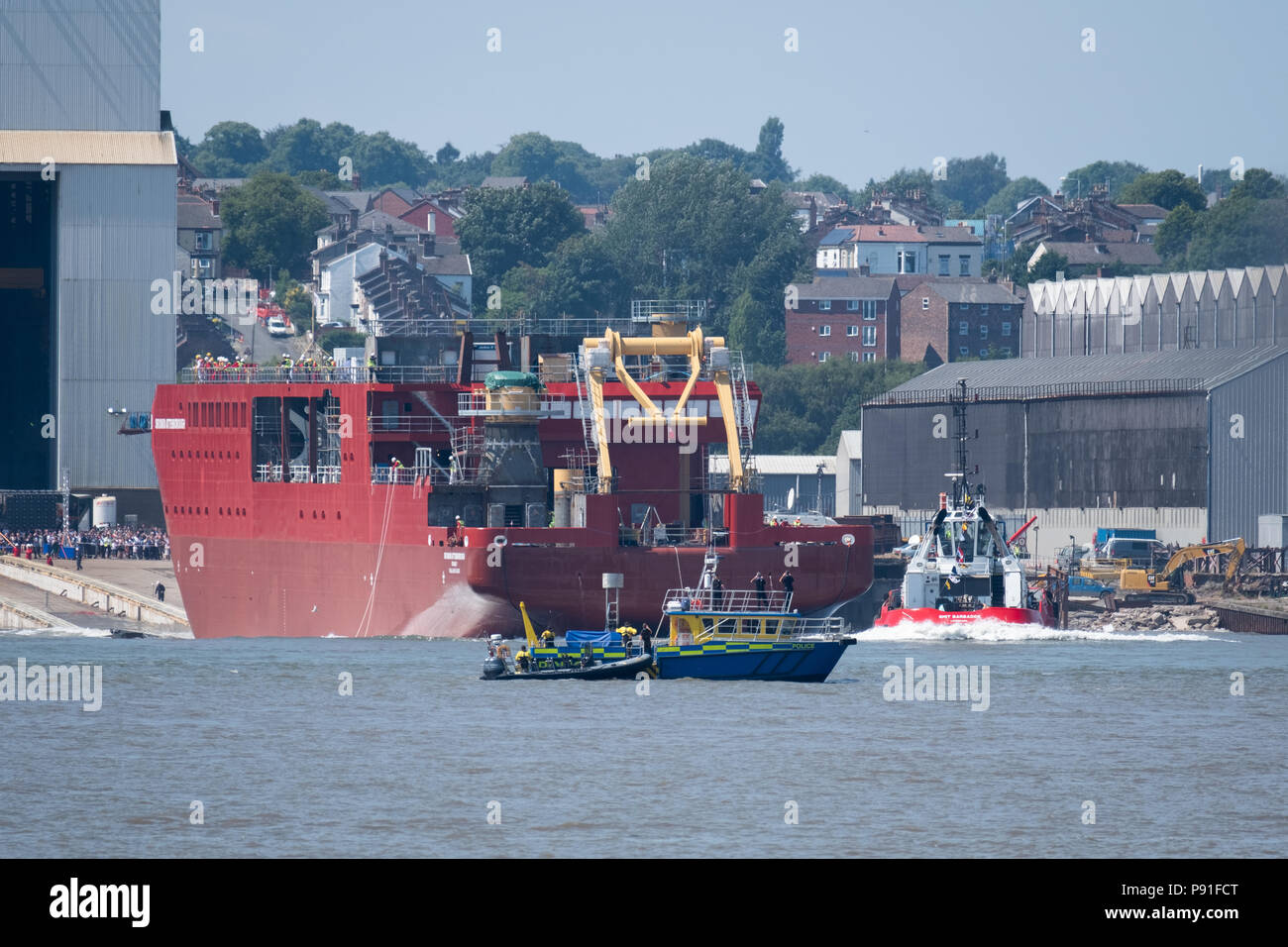 Le nouveau navire de recherche polaire, le RR David Attenborough, le plus grand navire civil à être construit au Royaume-Uni pendant 30 ans, a été lancée à partir du chantier naval Cammell Laird à Birkenhead, Wirral, le samedi 14 juillet 2018. Le nom d'origine du navire, McBoatface', 'Achille a été voté par les membres du public, mais le gouvernement a décidé de nommer le navire après Sir David Attenborough. © Christopher Middleton/Alamy Live News Banque D'Images