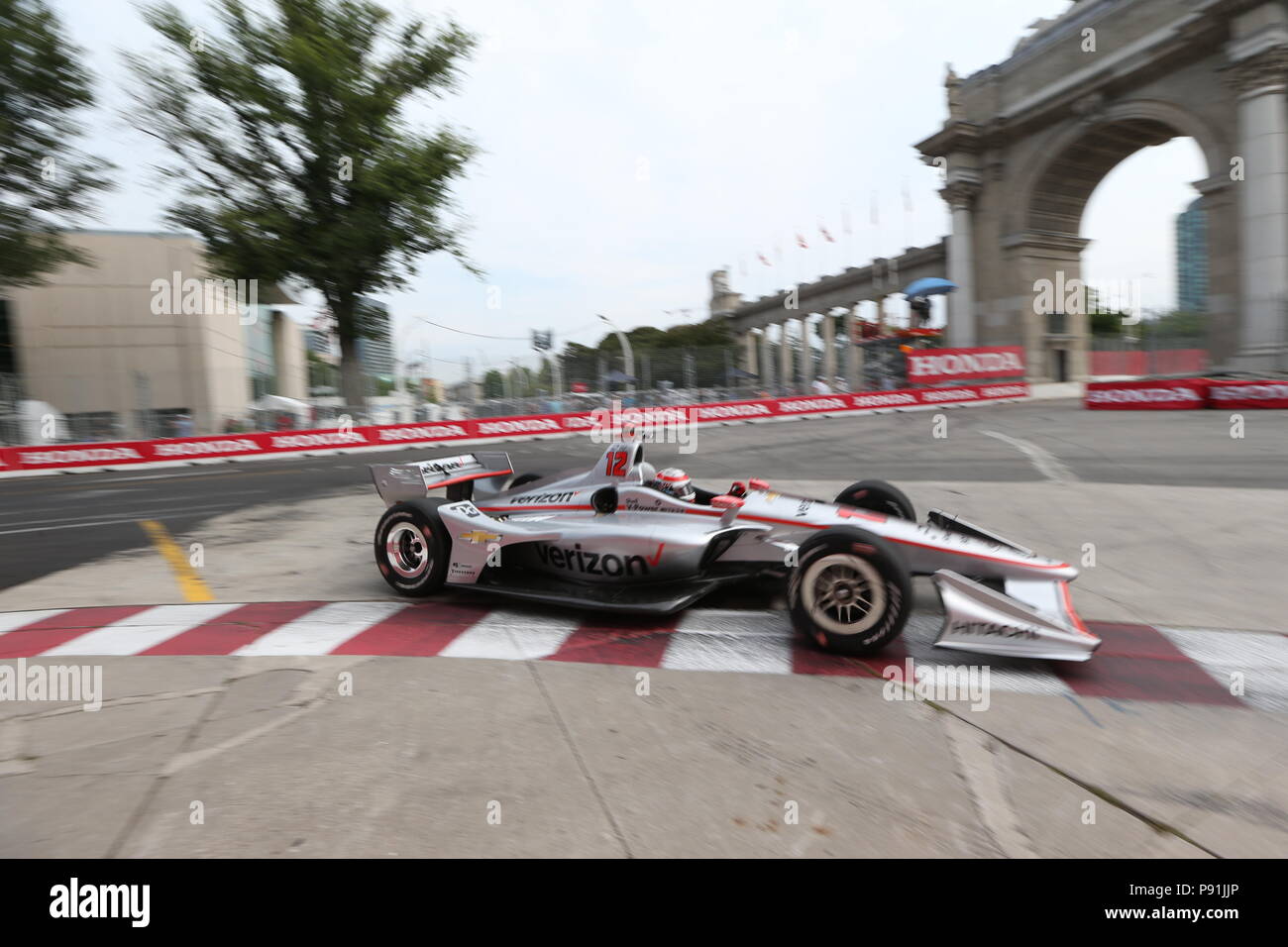 Toronto, Ontario, Canada, 14 juillet 2018. Jour 2 au honda Indy Toronto Ontario Canada. Dans la matinée, les automobilistes pourront faire leur dernière la pratique et de qualification, plus tard dans l'après-midi rues de Toronto sera l'hôte de 5 courses, Pro Mazda, USF2000, Indy Lights, NASCAR Pinty's et GT3 sur le dessus de que la série Indy fera la qualification rapide 6. S'(12) va dans le premier virage lors de la dernière pratique. Luc Durda/Alamy Live News Banque D'Images
