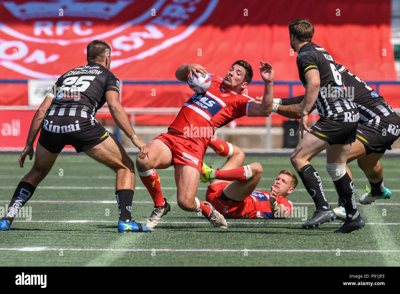 Widnes, UK, samedi 14 juillet 2018 , la zone du stade de sécurité, Widnes, Angleterre ; Betfred Super League, Widnes Vikings v Hull KR ; Ben Kavanagh de Hull KR est freinée par la défense Widnes Banque D'Images