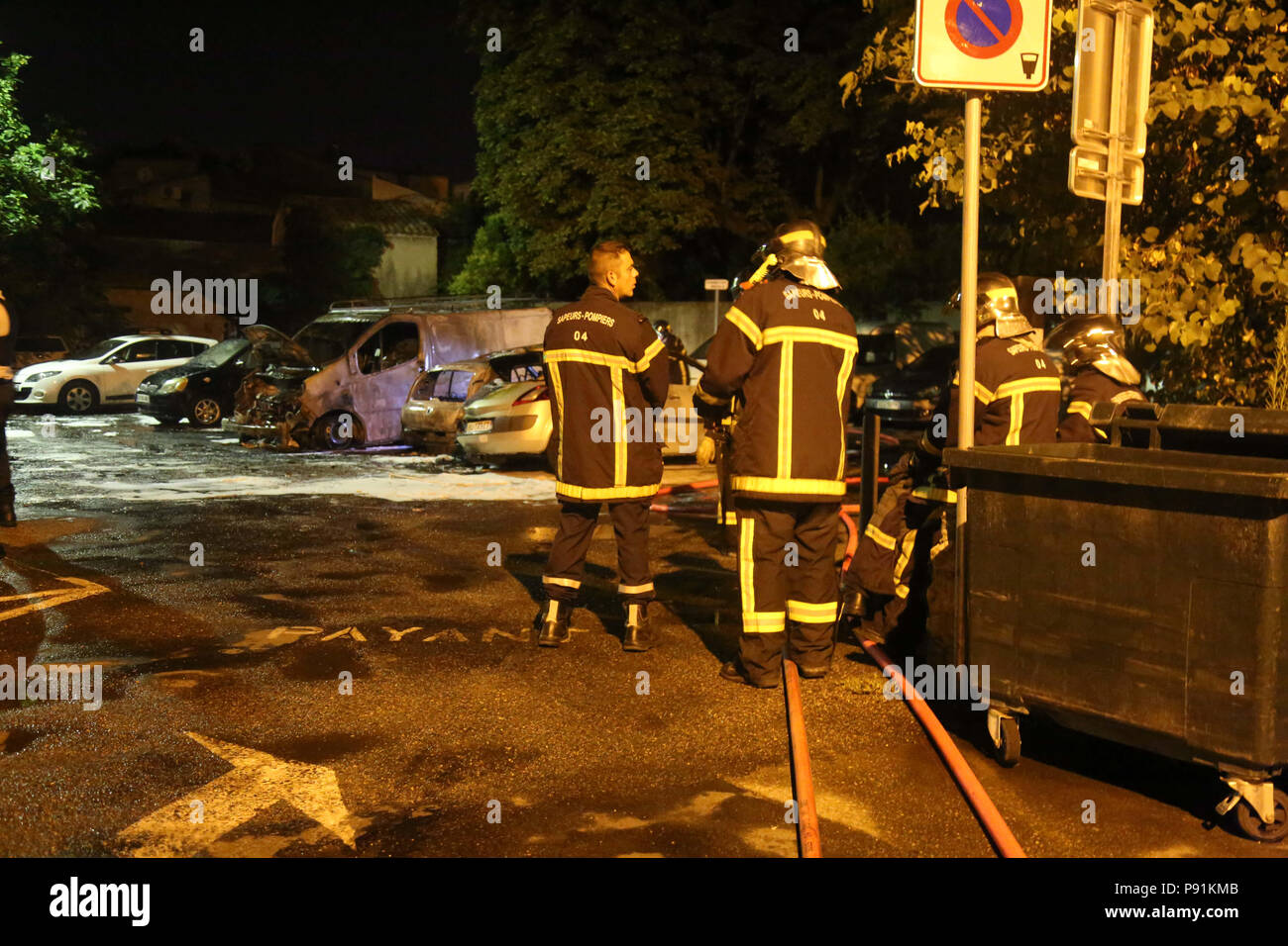 Provence, France, 14 juillet 2018. Nos voitures ont été incendiés par des inconnus à Manosque la nuit dernière, avec la police ne trouvant pas de preuve menant à un éventuel agresseur. C'est le deuxième incident de voitures incendiées dans la Provence ville dans une période relativement courte. 14 juillet, 2018. Il y a des rumeurs en ville sur les voitures d'être mis le feu comme une revanche contre les entreprises d'assurances la charge des frais élevés sur les citoyens : Crédit Louai Barakat/IMAGESLIVE/ZUMA/Alamy Fil Live News Banque D'Images