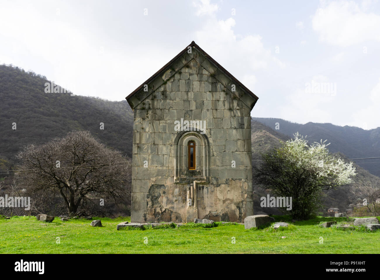 Vue sur la magnifique cathédrale de l'ancien monastère arménien Akhtala Banque D'Images